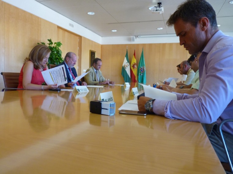 El presidente de la Diputación de Sevilla, Fernando Rodríguez Villalobos, con los alcaldes durante la firma.