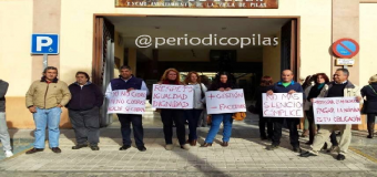 Trabajadores municipales se concentran en las puertas del Ayuntamiento de Pilas