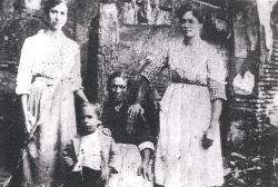 La fundadora con su familia en 1920. / Inés Rosales