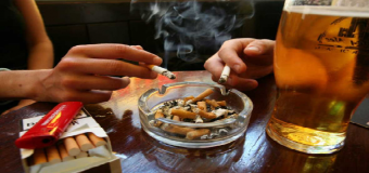 Bares y comercios son pasivos y violan la ley al permitir fumar