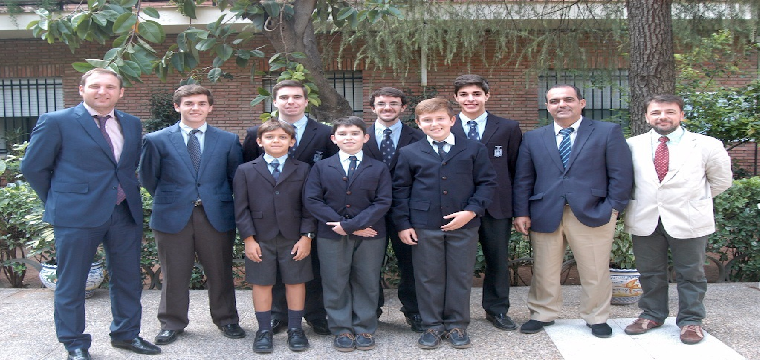 8 Alumnos del Colegio Buen Pastor junto al Profesor natural de Huévar ("º derecha), Fernando Martinez Hervas.