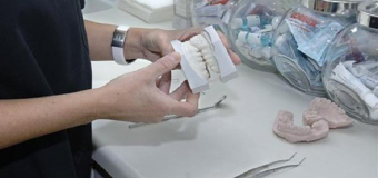 Un estudiante crea un corrector que le arregla los dientes por 53 euros