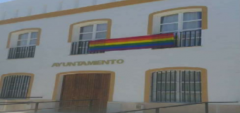 La bandera gay cuelga del Ayuntamiento de Huévar del Aljarafe