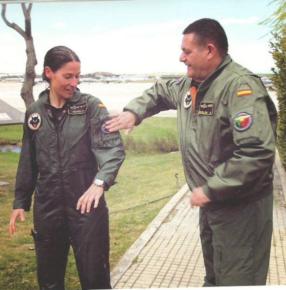 ólo en ese momento la piloto recibía de manos del Jefe del Ala-12, Coronel Pablo Guillén García, el parche que certifica las mil horas de vuelo.