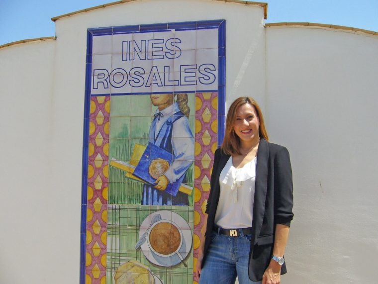 Valle Guerrero posando junto al azulejo de la fábrica de Inés Rosales en la localidad sevillana de Huévar del Aljarafe