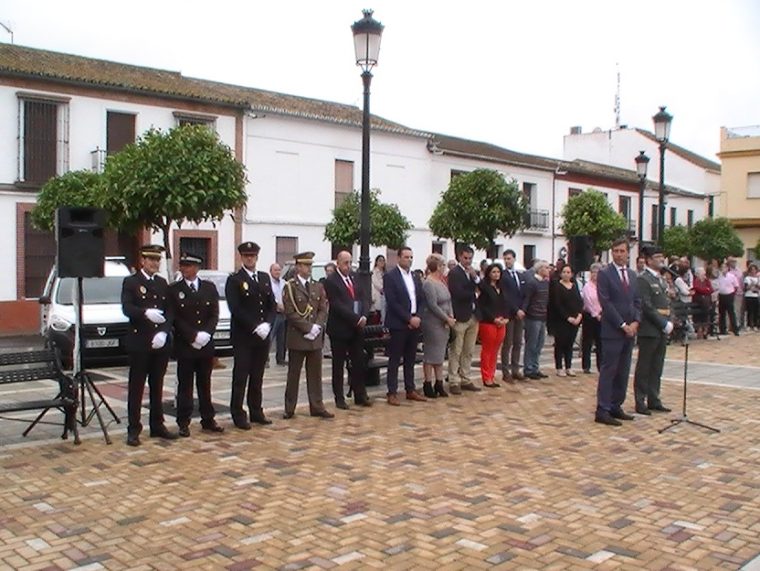 El Alcalde de Pilas junto al Capitán de la Guardia Civil y diferentes representaciones de otras localidades