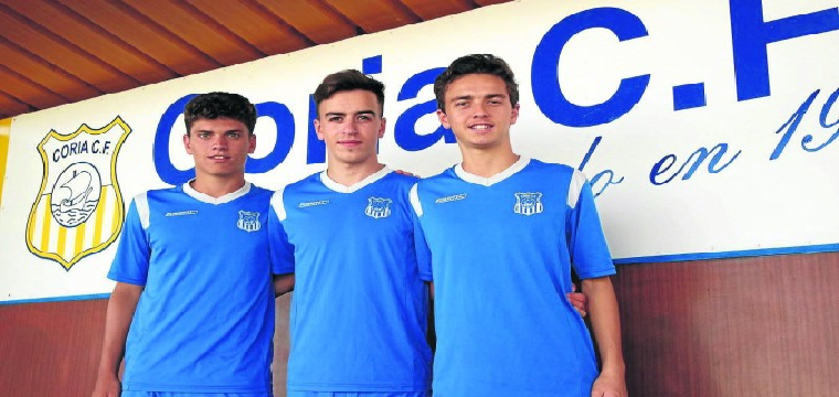 De izq. a dcha, Pedro López, Helio y Marcelo, los tres juveniles que se entrenan en el primer plantel. / EDD