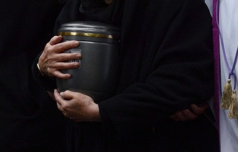 Krystyna Zachwatowicz (C), widow of late polish filmmaker Andrzej Wajda carries the ashes urn during the funeral ceremony in Salwator cemetery in Krakow on October 19, 2016. Wajda died on October 9 aged 90. / AFP PHOTO / Bartosz Siedlik