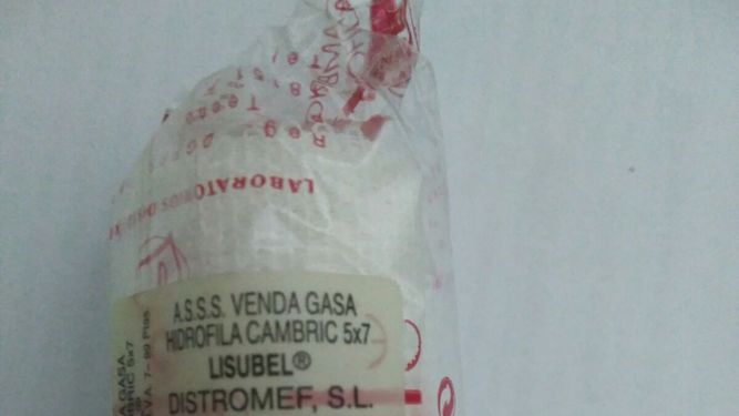 Una venda con el precio en pesetas y una crema caducada en 1999. / M. G.
