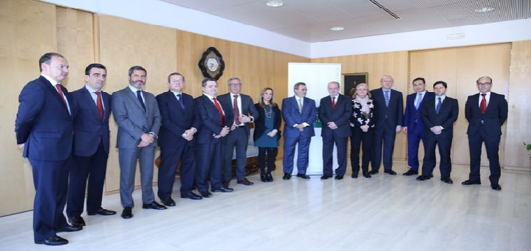 El presidente de la Diputación, Fernando Rodríguez Villalobos, con los representantes de los bancos colaboradores.