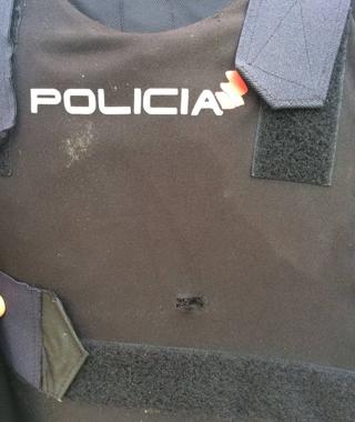 Aspecto de cómo quedó el chaleco antibalas del policía. / SUR