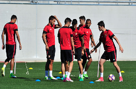 Los jugadores del Sevilla, entrenando este viernes. (FOTO: Kiko Hurtado)