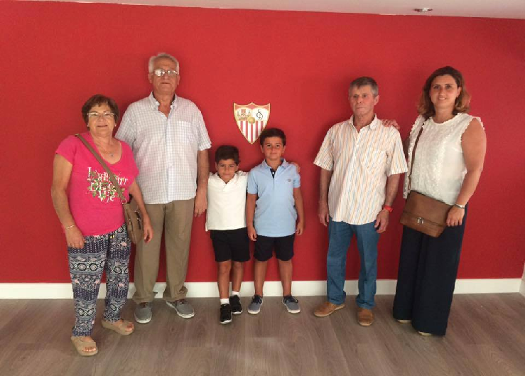 Angel Luís junto a su hermano y abuelos paternos a la izquierda su madre y su abuelo materno