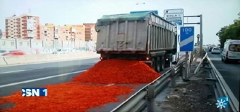 Un camión cargado de tomates a granel provoca un accidente y gran retención en la S-30