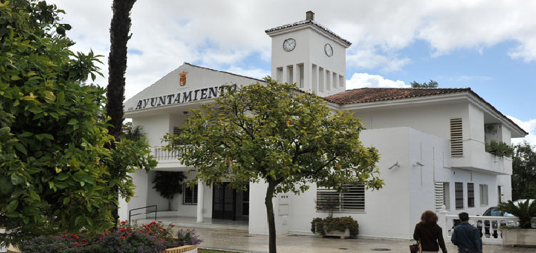 El Ayuntamiento de Espartinas, que ha sido condenado por no aplicar el reglamento de Protección contra el ruido. / JUAN CARLOS VÁZQUEZ