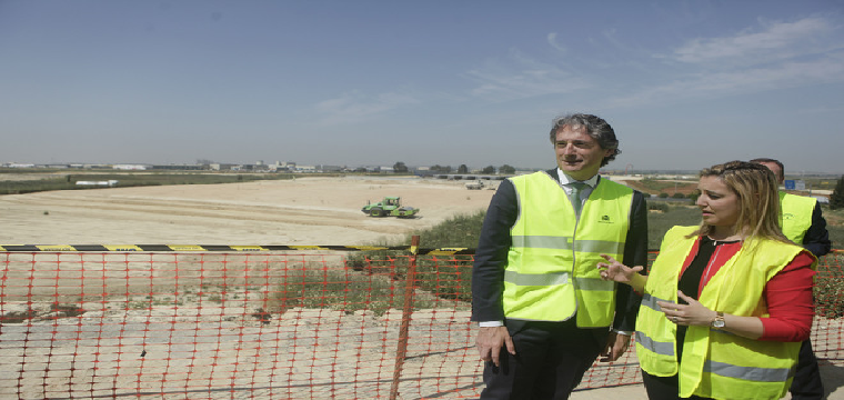 El ministro de Fomento, en una visita en abril de 2017 a la obras de la ronda SE-40 en Sevilla. CONCHITINA