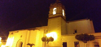 HUEVAR –  El campanario iluminado como signo visible de la Consagración de Nuestra parroquia