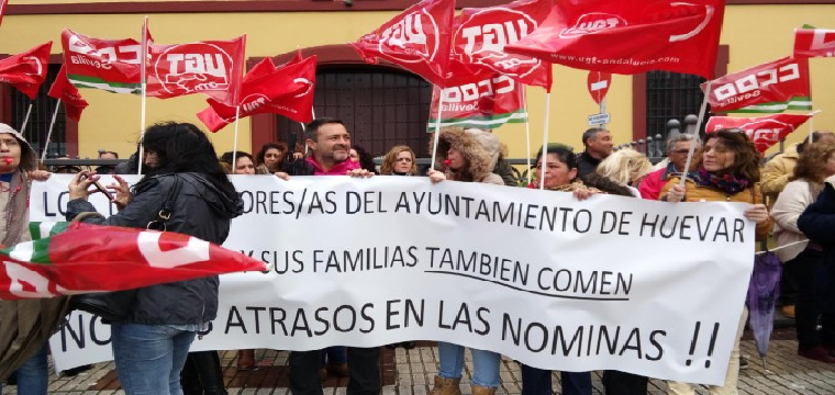 Movlización de los trabajadores de Huévar del Aljarafe en las puertas de la Diputación de Sevilla. / El Correo