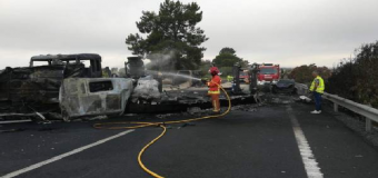 Corte de tráfico en la A-49 por el incendio de un camión con 20.000 litros de gasóleo