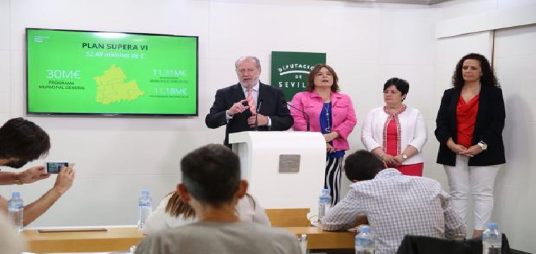 El presidente de la Diputación de Sevilla junto a tres de sus diputadas durante la rueda de prensa - ABC