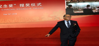 El médico sevillano Fernando Arenzana Seisdedos recibe el premio Magnolia de Plata de Shangai