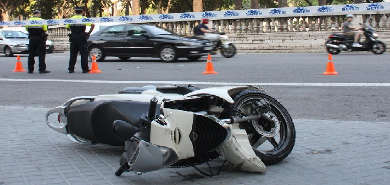 Una moto accidentada cerca de la plaza de Tetuan. / GUILLEM SÀNCHEZ / ACN