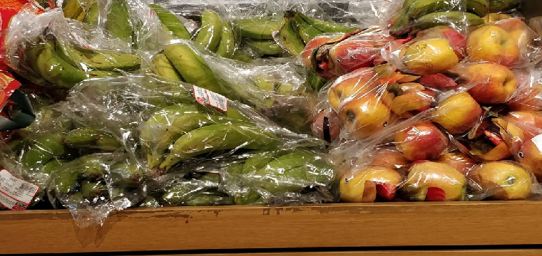 Frutas envasadas en plástico en un supermercado | Greenpeace