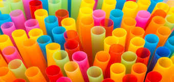 LOS PLASTICOS EN EL PUNTO DE MIRA: Los platos, cubiertos y pajitas de plástico estarán prohibidos a partir de 2021