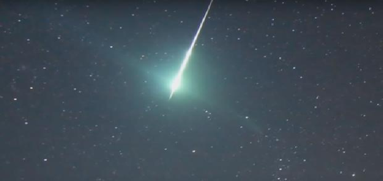 Un meteoro durante una lluvia de estrellas - NASA