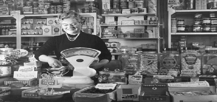 A4DMK8 Lady Working in 1950 s Corner Shop Lifestyle History Wales