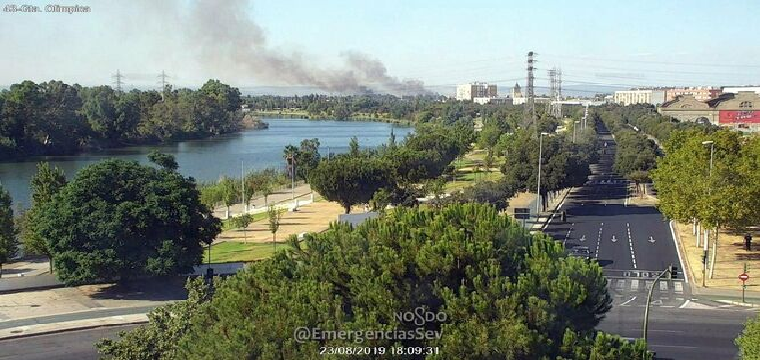 La columna de humo procedente del incendio en Majaloba, en La Rinconada, se podía ver desde la ciudad. / EMERGENCIAS SEVILLA