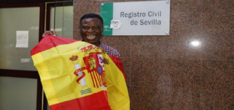 Howard, el vendedor callejero de pañuelos de Sevilla, ya tiene la nacionalidad española