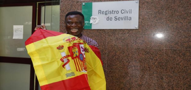 Howard , en la puerta del Registro Civil tras el acto de juramento a la nacionalidad española - Raúl Doblado