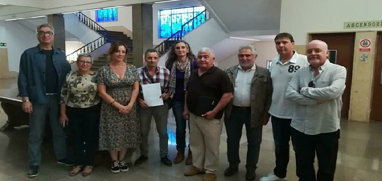 El coordinador de IU en Albaida, Clemente Franco, en el centro con la denuncia que presentó ayer en la Fiscalía de Sevilla. / M. G.