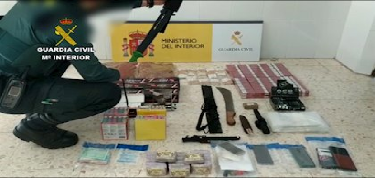 Tabaco de contrabando y otros efectos intervenidos por la Guardia Civil en un piso de Pilas (Sevilla) - Guardia Civil