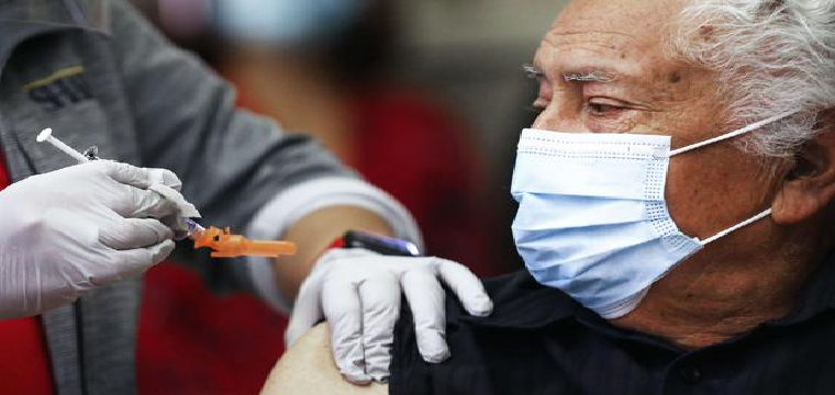 Un paciente mayor recibe la vacuna contra el virus - AFP