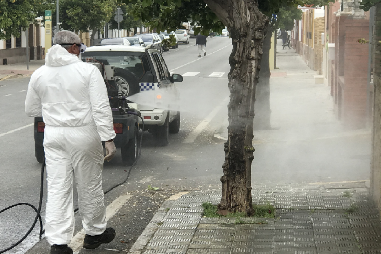 Fumigación por las calles de Huévar - Archivo-