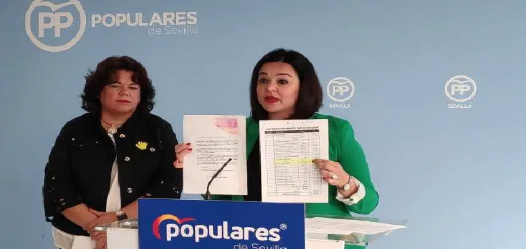 Virginia Pérez y la alcaldesa de Huévar, María Eugenia Romero. Europa Press.