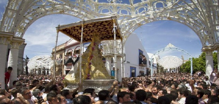 procesión de la Virgen del Ro´cio por las calles de Almonte en 2013 - EFE/ Julián Pérez