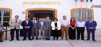 Juanma Moreno aborda con la alcaldesa de Huévar (Sevilla) asuntos de interés local en una visita al municipio
