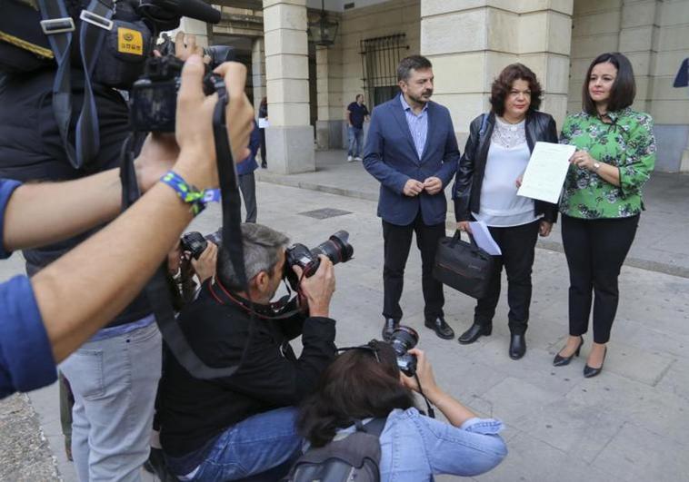 María Eugenia Moreno, en el centro, cuando presentó la denuncia ante la Fiscalía por el caso Huévar ROCÍO RUZ